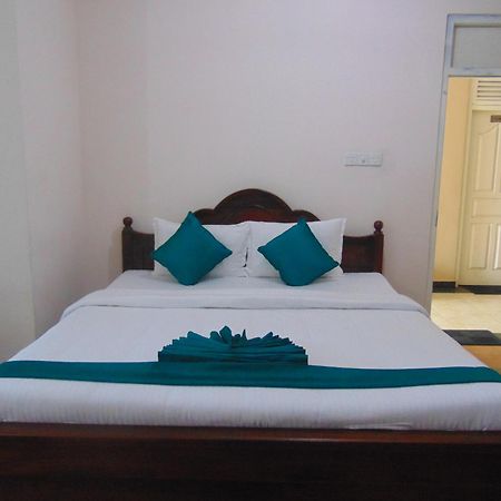 Sri Krishna Bhavan Hotel Хатон Екстериор снимка