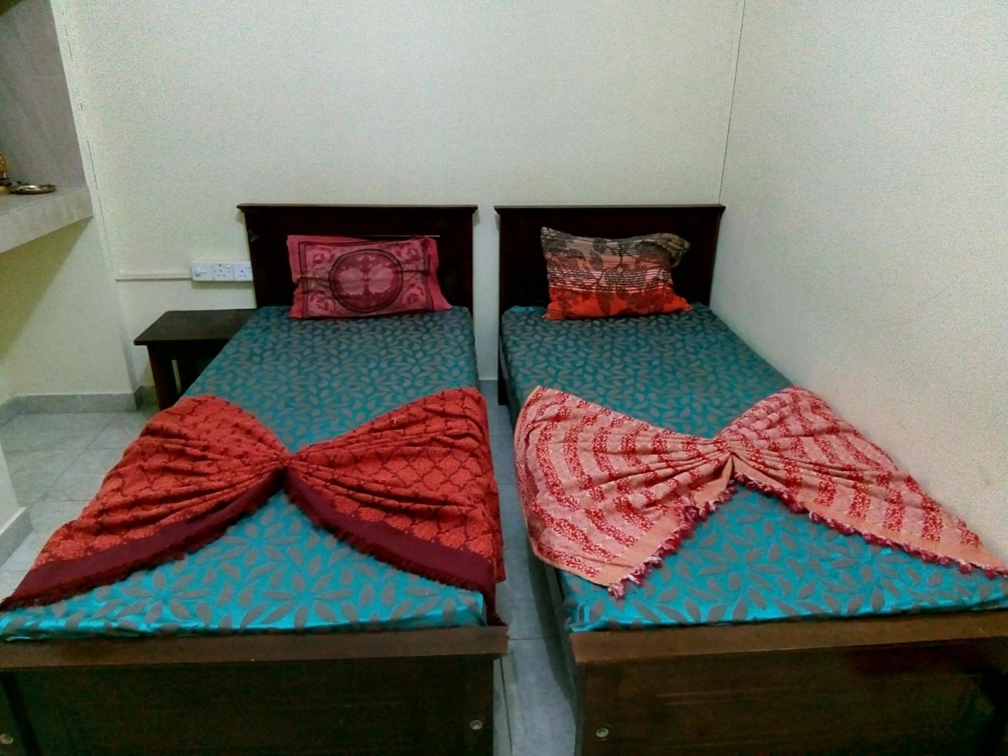 Sri Krishna Bhavan Hotel Хатон Стая снимка