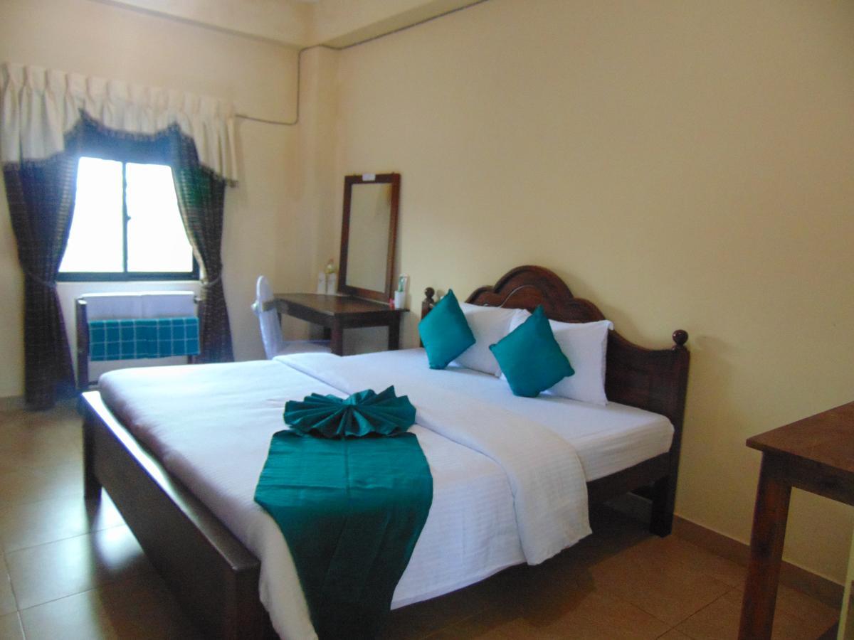 Sri Krishna Bhavan Hotel Хатон Екстериор снимка