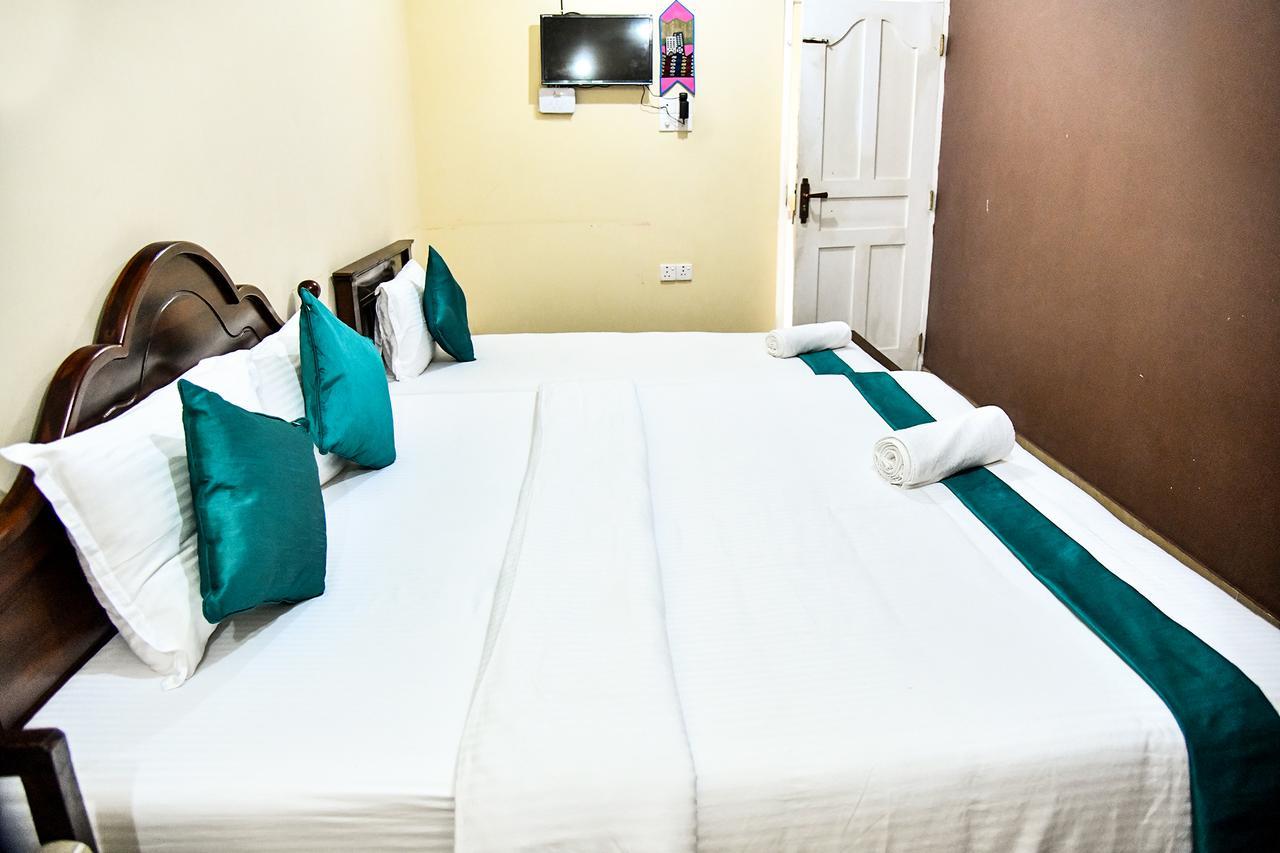 Sri Krishna Bhavan Hotel Хатон Екстериор снимка