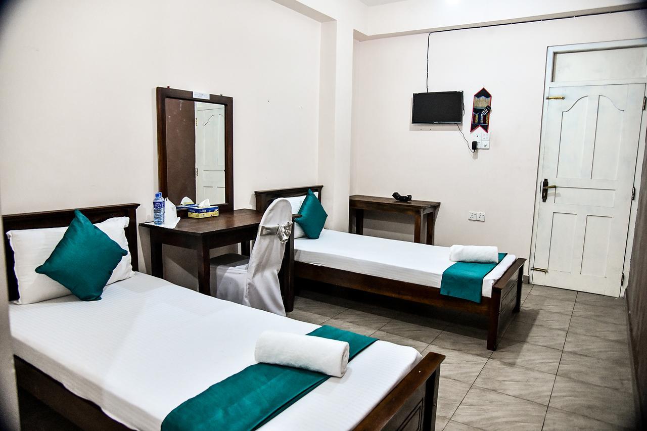Sri Krishna Bhavan Hotel Хатон Екстериор снимка