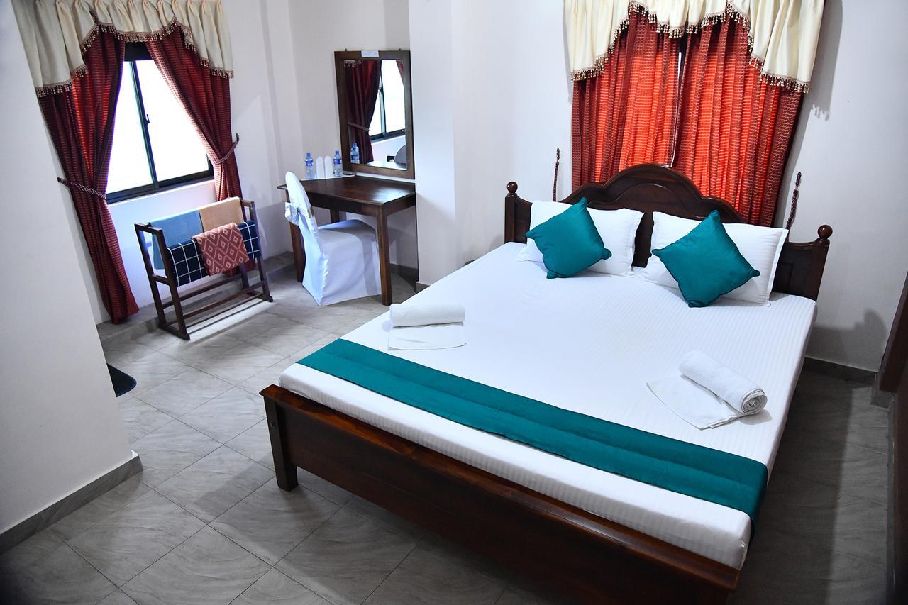 Sri Krishna Bhavan Hotel Хатон Екстериор снимка
