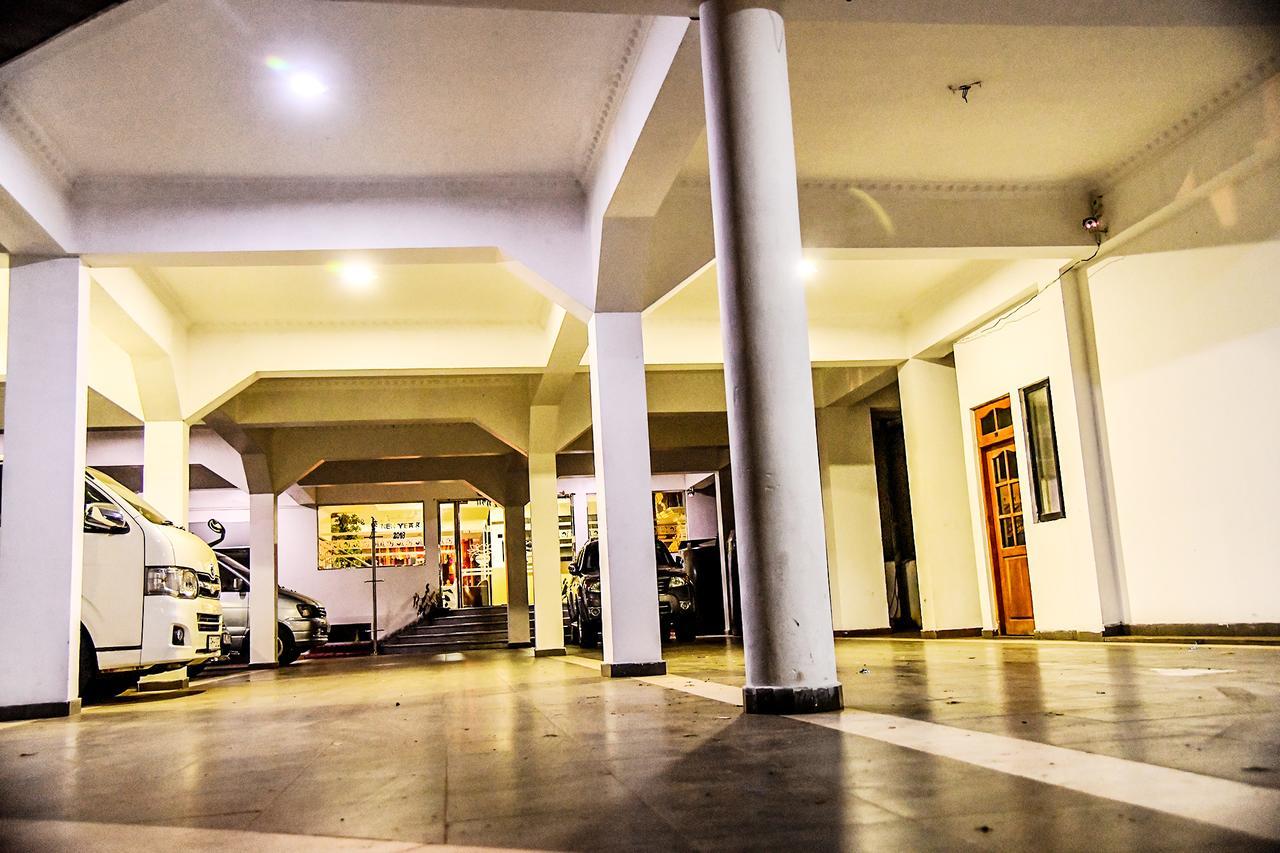 Sri Krishna Bhavan Hotel Хатон Екстериор снимка
