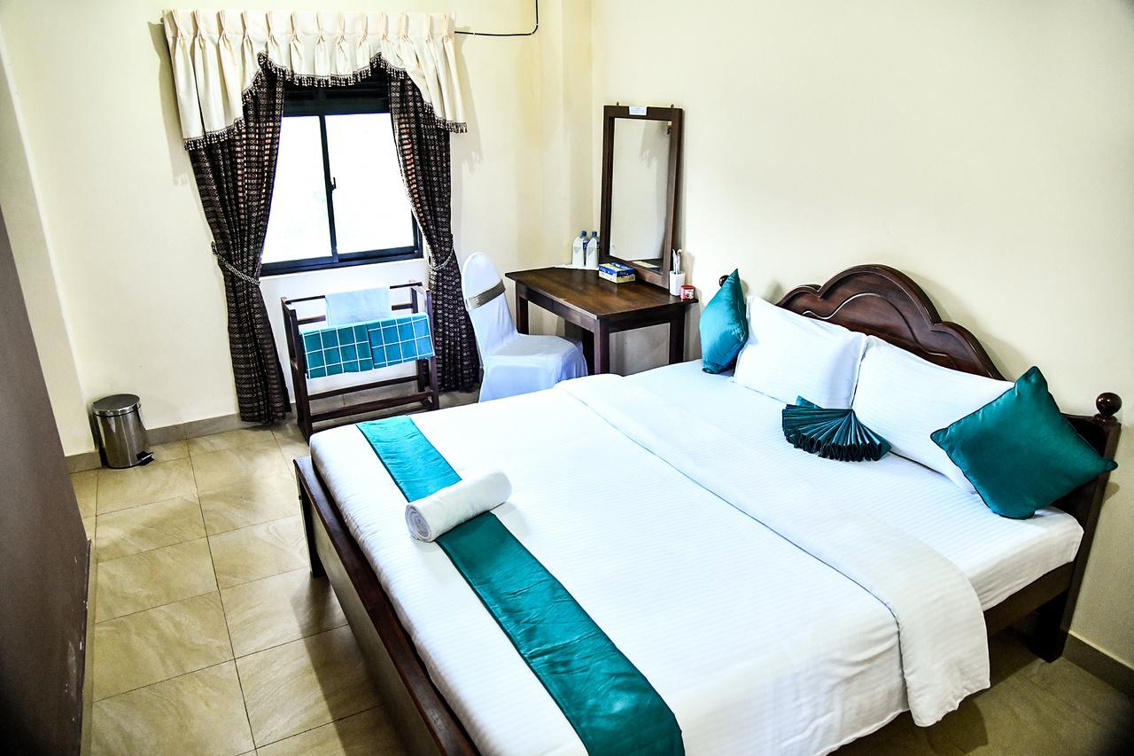 Sri Krishna Bhavan Hotel Хатон Екстериор снимка